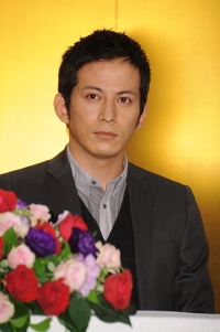 V6・岡田准一、宮崎あおいと「恋仲」報道！　“美談仕立て”で消された不倫騒動