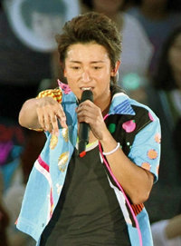 嵐・大野智、“同棲愛”騒動が再熱!?　元交際女性の「愛犬・パグTシャツ」が個展から抹消