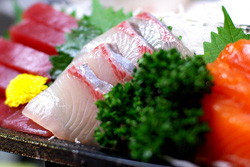 刺身盛り合わせは表示義務ナシ!?　知っておきたい「産地表示」のウラ側