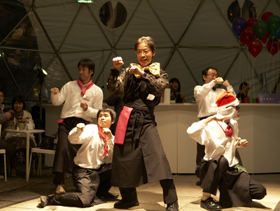 おやじが踊り、おやじが給仕する！「おやじカフェ」でおやじ再発見