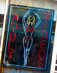 アダルトビデオを借りるとき、女性店員だと恥ずかしいのでどうにかしてください！