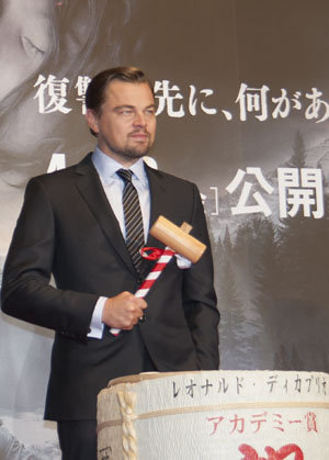 “アカデミー俳優”ディカプリオ来日で、日本マスコミ殺到！　ママ＆友達同伴の親日滞在記