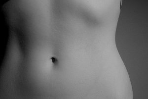 リピート率8割以上！　ポッコリおなかを自然に解消する老舗薬局の秘薬とは？