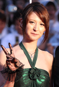 誰得？　リア・ディゾン結婚会見での三すくみ