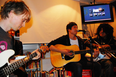 シュール過ぎて、会場が一つに！　謎の「離婚式ソング」ライブに潜入