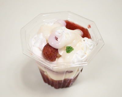 女子をカワイク見せる魔法？　ローソンの苺練乳パフェ試食レビュー