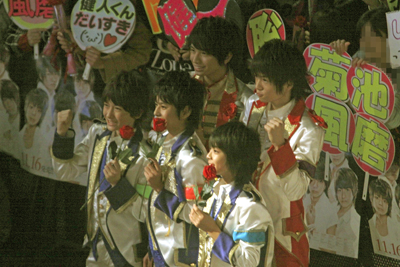 Sexy Zoneファンのうちわ文化に、ケイティ・ペリー「見惚れちゃった！」