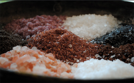 塩シャンプーは「洗浄力ナシ」!!　ナチュラル素材の洗髪法に「塩＝アルカリ性」の大誤解