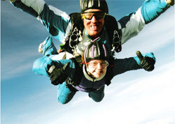 スカイダイビングセックスに、母乳かけ事件も！　全米おバカニュース2011