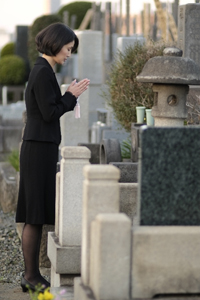 「たかが籍だと思っていた」姑の最期を看取った後妻は、お通夜と告別式から締め出された