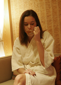 「漢方の煙をアソコに当てる」話題の美容サロンで見た、クーポンの“言ったもん勝ち”マジック