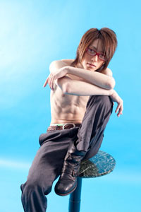 メガネが似合う、細マッチョ♪　鈴木拡樹クンの魅惑のボディを堪能あれ