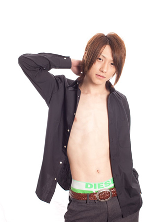 メガネが似合う、細マッチョ♪　鈴木拡樹クンの魅惑のボディを堪能あれ