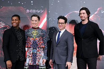『スター・ウォーズ』一行の来日ウラ話！「監督とアイコンタクト」でネタバレ厳戒体制!!