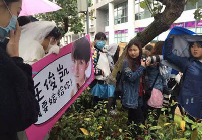 ウエディングドレスで“求婚”出待ち！　中国アイドルファンの「暴走」行為が増加中