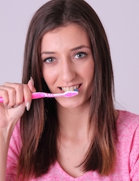 歯医者の痛いホワイトニングはこりごり！　アノ人も愛用、おうちホワイトニングに注目