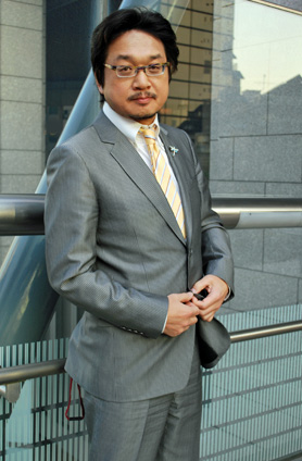 「どうして突然カツラを？」帽子を脱いだやくみつるに、独占直撃！