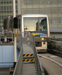 ゆりかもめのクロスシートは、どうしてあんなに狭いんですか？