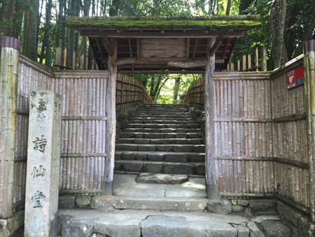 客を呼ばねば潰れる!?　観光激戦地・京都で見つけた、金福寺の必死すぎる“看板芸”