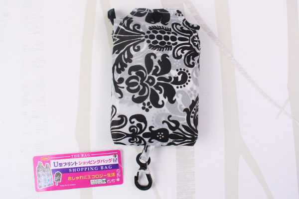 【100均ずぼらシュラン】「U型プリントショッピングバッグ」持ち運び便利でエコバッグデビューに最適!?の画像1
