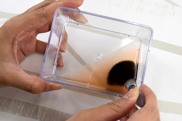 【100均ずぼらシュラン】ダイソー「メイクブラシ専用クリーナー」が洗浄力バツグン！の画像5