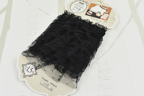 【100均ずぼらシュラン】ダイソー「フリルテープ 1.5m」は黒レースが超CUTE！　コスパ良くデコれるのか？の画像1