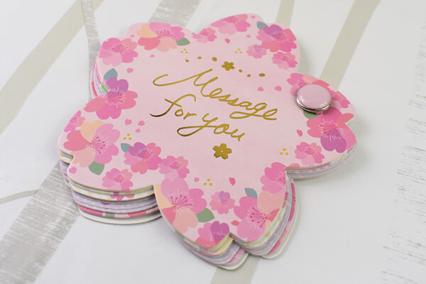 【100均ずぼらシュラン】ダイソー「色紙 カード 桜柄」桜の花びらで言葉を伝えられて卒業シーズンにピッタリ！の画像1