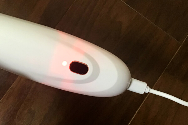 毛穴吸引器 EIVOTOR　充電ランプ点灯時