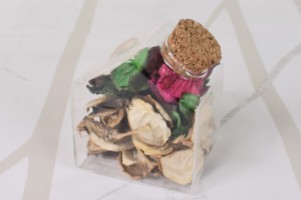 【100均ずぼらシュラン】ダイソー「ガラス インテリア置物（ハウス、ポプリ入）」で部屋に大人の雰囲気を演出!?の画像3