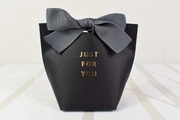 【100均ずぼらシュラン】ダイソー「ラッピングボックス」箔押し＆リボンで大人かわいいプレゼントに！の画像1