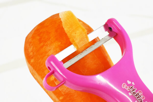 キティちゃんが料理をサポート!? 【100均ずぼらシュラン】ダイソーの「ピーラー キティ」は小さい手にもぴったりフィット♪の画像6