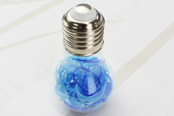 【100均ずぼらシュラン】ダイソー「ミニヘアゴム（電球ケース入）」髪を結んでもズレ落ちないヘアゴムを電球に収納!?の画像1