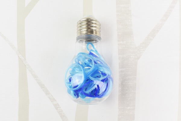 【100均ずぼらシュラン】ダイソー「ミニヘアゴム（電球ケース入）」髪を結んでもズレ落ちないヘアゴムを電球に収納!?の画像3