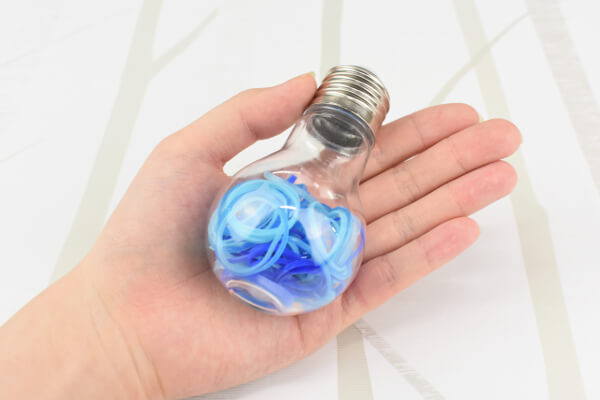 【100均ずぼらシュラン】ダイソー「ミニヘアゴム（電球ケース入）」髪を結んでもズレ落ちないヘアゴムを電球に収納!?の画像4