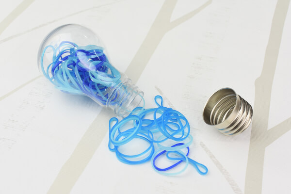 【100均ずぼらシュラン】ダイソー「ミニヘアゴム（電球ケース入）」髪を結んでもズレ落ちないヘアゴムを電球に収納!?の画像5