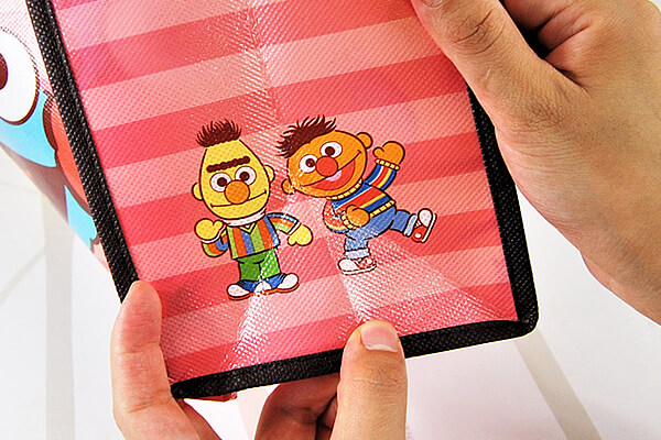 【100均ずぼらシュラン】ダイソー「セサミストリート ポリバッグ」は買った物が一気に入るビッグサイズ！の画像4