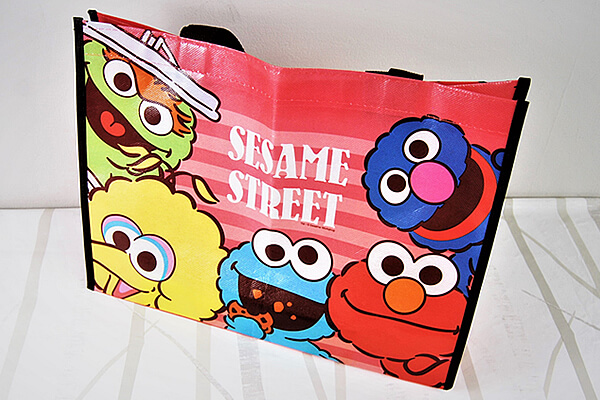 【100均ずぼらシュラン】ダイソー「セサミストリート ポリバッグ」は買った物が一気に入るビッグサイズ！の画像5