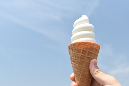 この夏食べたいコンビニアイス3選！　セブン「金のワッフルコーン　ミルクバニラ」激推しのワケの画像1