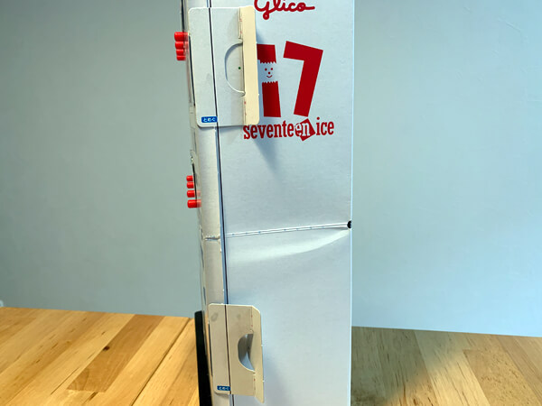 幼稚園9月号付録セブンティーンアイス自販機の側面にあるとめぐ