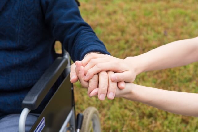 「お父さん、亡くなったんですか？」知らないご近所の方の一言に「本当に救われた」と娘が思うワケの画像1