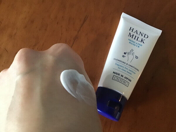 ハンドミルクを手の甲にのせた状態