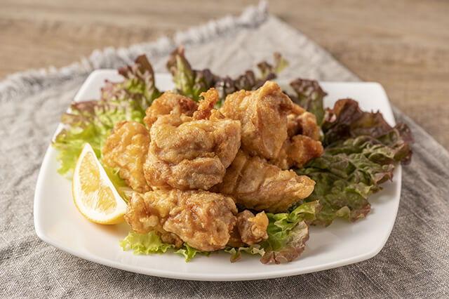 味の素「ザ★から揚げ」ニチレイ「特から」、冷食唐揚げをプロがジャッジ！　人気5品を実食レビュー＆おすすめアレンジ紹介の画像1