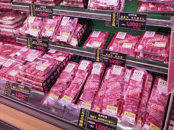 国産牛肉1000円（税抜）パックのコーナー