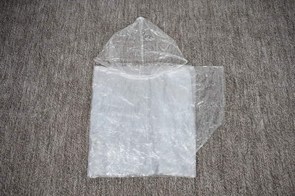 【100均レビュー】ダイソー「雨用グッズ」比較！　雨で服を濡らしたくない人におすすめの画像6