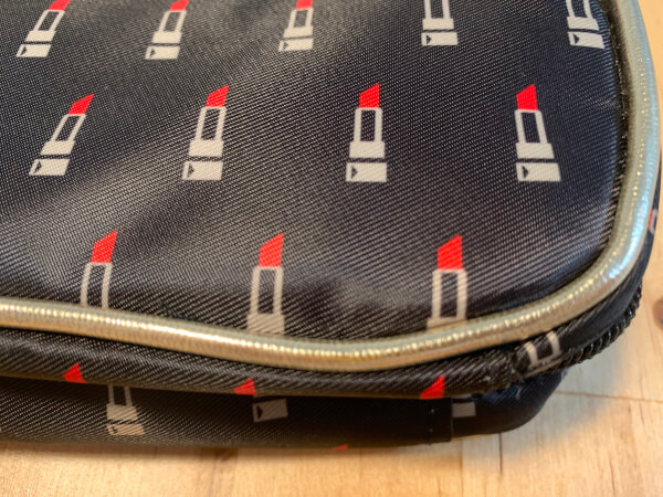 【付録レビュー】「＆Rosy」10月号、ARTISAN&ARTISTのメイクポーチが見た目以上の収納力！　一番人気のリップ柄が超お得【女性誌】の画像4