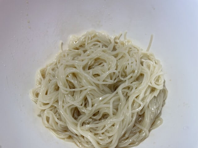 『家事ヤロウ!!!』【悪魔のねぎだく油そうめん】作ったら、年中食べたいおいしさ！　卵黄＆ごま油のトロトロで濃厚そうめんの完成の画像3