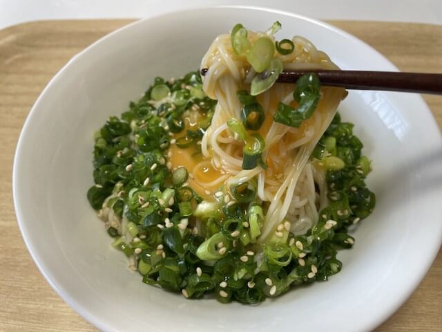 『家事ヤロウ!!!』【悪魔のねぎだく油そうめん】作ったら、年中食べたいおいしさ！　卵黄＆ごま油のトロトロで濃厚そうめんの完成の画像5