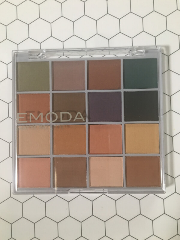 サイズは縦9.5×横9.5cm、16色なのでいつもより大きめ。（C）サイゾーウーマン