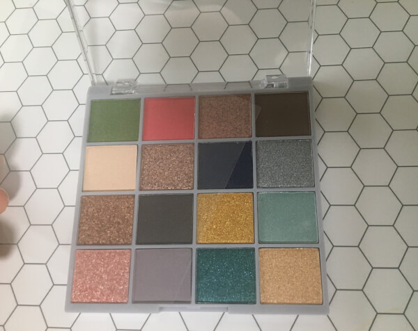 中には透明シート入り。粉飛びしません。（C）サイゾーウーマン