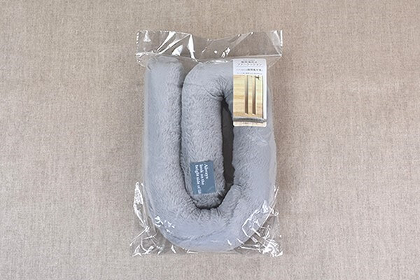 スリコ（3COINS）「隙間風防止ファークッション」ふわふわ素材で冷気をブロックして室内暖房の効率をアップ！の画像1